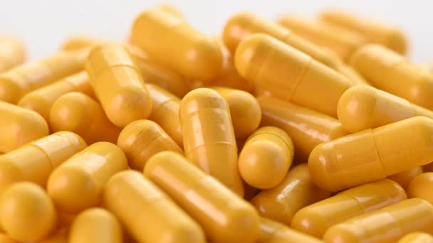Желтые Таблетки Капсулы Изолированы Белом Фоне Крупным Планом — стоковое видео