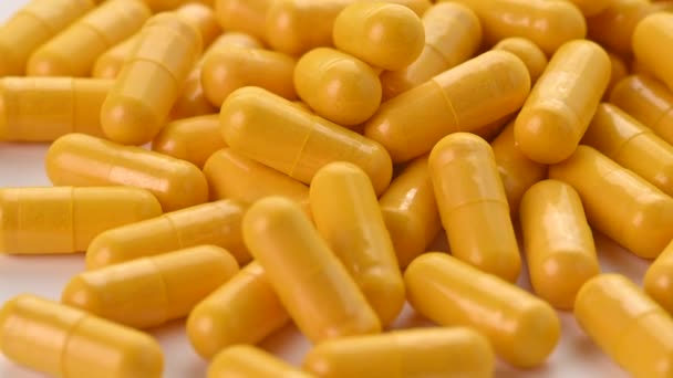 Gelbe Pillen Kapseln Isoliert Auf Weißem Hintergrund Nahaufnahme — Stockvideo