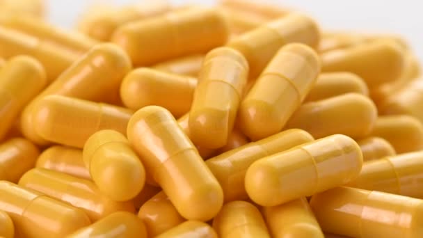 Gele Pillen Capsules Geïsoleerd Witte Achtergrond Close — Stockvideo