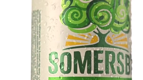 Kiew Ukraine Februar 2024 Somersby Apfelmost Einer Flasche Mit Wassertropfen — Stockvideo