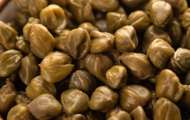 yeşil turşulu kapari tuzlu suda yakın plan