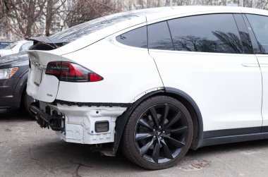 Kyiv, 23 Mart 2024 elektrikli beyaz Tesla Model X 100d arka tampon hasarı. Yüksek kalite fotoğraf