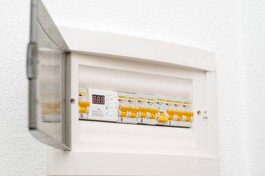 Otomatik sigortalı elektrik dolabı. Elektrik dağıtım kutusu. Sigorta tıkanmış. Yüksek kalite fotoğraf