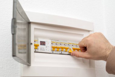 Aşırı yüklenmeden dolayı devre kesiciyi kontrol panelinde çalıştırıyor. Yüksek kalite fotoğraf