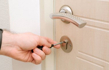  Tornavidayla kapıyı tamir eden adam, kapı tamiri, yeni kapı tamiri. Yüksek kalite fotoğraf