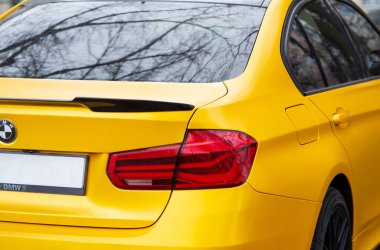 Kyiv. Ukrayna. Nisan 2024. Sarı BMW araba, yakın plan. LED arka lambalı bir araba. Arka ışık. Yüksek kalite fotoğraf
