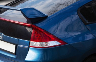 Kyiv. Ukrayna. Nisan 2024. Mavi Honda yakın plan stop lambası ve spoiler arka görüş. Yüksek kalite fotoğraf
