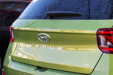Ukrayna, Kyiv, 10 Nisan 2024. Hyundai Meydanı 'nın arka görüntüsü. Yakından yeşil elma arabası. Dış görev otomobili. - Evet. Yüksek kalite fotoğraf