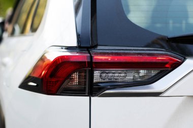 Ukrayna, Kyiv, 10 Nisan 2024. Toyota RAV4 Melez, yeni model, arka fren lambası yakın.