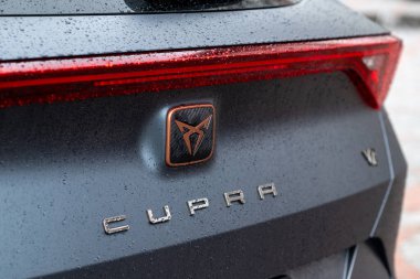 Kyiv, Ukrayna. Nisan, 2024. Koltuk Cupra logosu. Gri yakın planda su damlaları olan bir arabanın üzerinde.. 