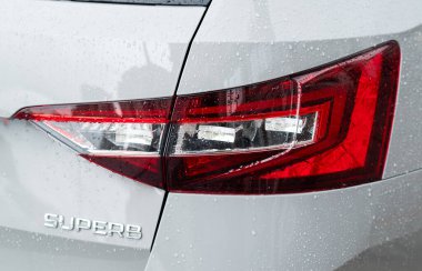 Kyiv, Ukrayna, Nisan 2024. Gri bir SKODA 'nın arka lambasına yakın çekim. Süper Combi arabası.. 