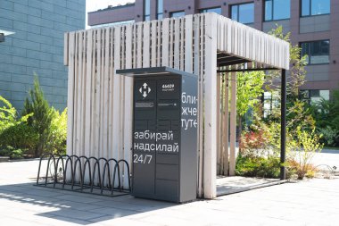 Kyiv, Ukrayna - Mayıs 2024. İş merkezinin bölgesinde Nova poshta damgalı otomatikleştirilmiş posta istasyonu. Posta teslimatı ve posta servisi konsepti. Yüksek kalite fotoğraf