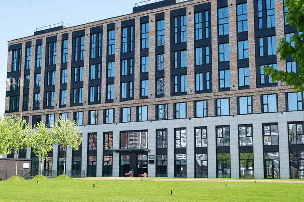 Kyiv 'de yeşil çimenli modern iş merkezi. Ofis binası dış tarafı. 