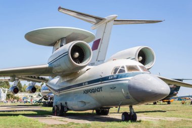 KYIV, UKRAINE - 12 Eylül 2020: AN-71 AWACS uçağı - Kiev Ulusal Havacılık Müzesi 'nde askeri hava kuvvetleri radarları.