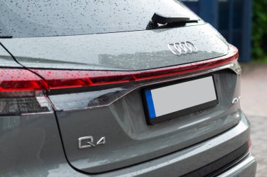 Kyiv, Ukrayna - 24 Mayıs 2024. Audi Q4 e-tron Sportback bir batarya elektrikli lüks arazi aracı.