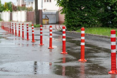 Park alanının çimento zemininde yaya beyaz çizgisi ve ok işareti olan esnek plastik kalınlıkta yol işareti.