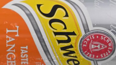 Kyiv, Ukrayna, 22 Mayıs 2024. Yakın plan Schweppes Mandalina beyaz zemin üzerinde oldukça karbonatlı meyve suyu kutusu ve su damlaları. Yüksek kalite 4k görüntü