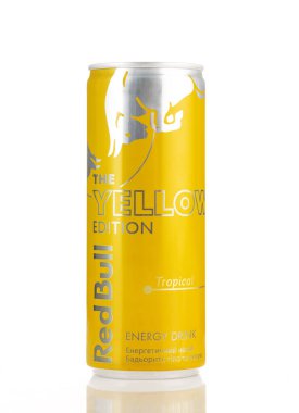 Kyiv, Ukrayna, 5 Haziran 2024. Kırmızı Boğa Enerji İçeceği Sarı Versiyon Tropikal limonata, beyaz arka planda izole edilmiş.