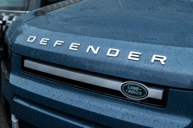 Kyiv, Ukrayna - 12 Haziran 2024. Bir Land Rover Koruyucu Eklenti Melez araba tabelası. Su damlacıklarıyla yakınlaş. . 