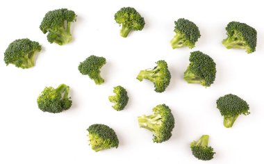 Beyaz arka planda sağlıklı taze brokoli.. 