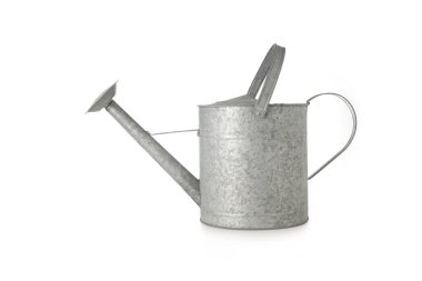 Galvanize sulama tenekesi beyaz arka planda izole edilmiş.. 