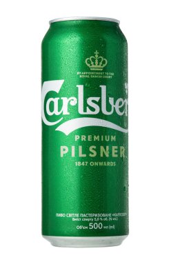Kyiv UKRAINE - 27 Haziran 2024: Carlsberg yastık birası kutusu ve beyaz zemin üzerinde su damlaları. 