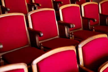 Tiyatroda ya da sinemada seyirciler için kırmızı boş koltuklar. Yüksek kalite fotoğraf