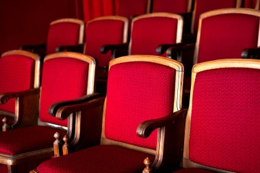 Tiyatroda ya da sinemada seyirciler için kırmızı boş koltuklar. Yüksek kalite fotoğraf