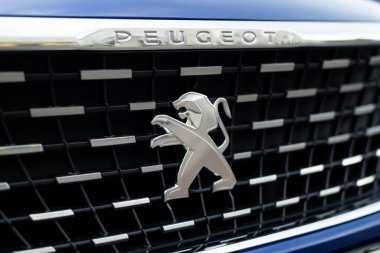 Kyiv, Ukrayna, 18 Temmuz, 2024. Fransız araba markasının Peugeot 3008 amblemi. Kaputun dış tarafındaki simgeyi kapat.. 