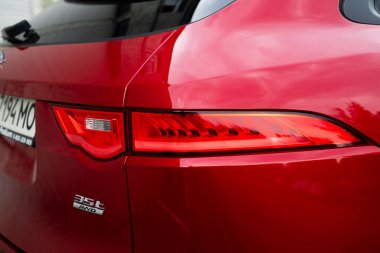 Kyiv, Ukrayna, 18 Temmuz, 2024 kırmızı jaguar 35t yakın çekim stop lambası.. 