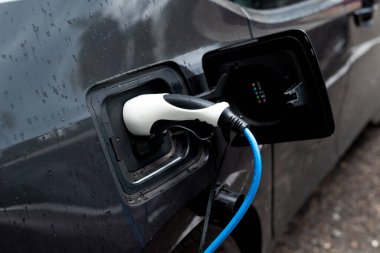 Elektrikli bir arabayı şarj etmek.. 