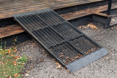 Sınırlı hareket kabiliyetine sahip kişilerin binaya girmesi için metal rampa. 