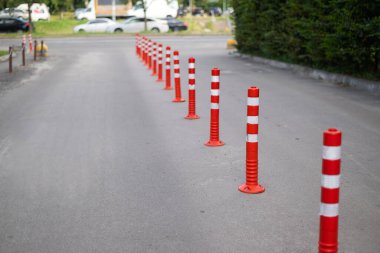 Park alanının çimento zemininde yaya beyaz çizgisi ve ok işareti olan esnek plastik kalınlıkta yol işareti.. 