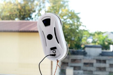 Çamur ve çizgilerden cam temizlemek için modern bir alet. Robot elektrikli süpürge ve mikrofiber. Cam temizleme ve düşme korumaları için güvenlik. Yüksek kalite fotoğraf