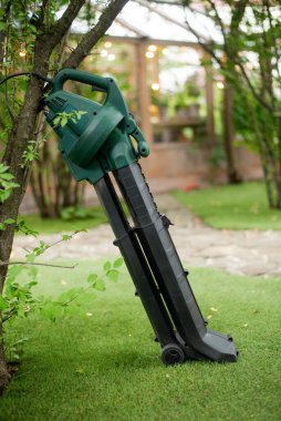 Kablosuz Yaprak Emiciler. El bilgisayarı, kablosuz, bahçede elektrikli yaprak üfleyici. Sonbahar, sonbahar bahçıvanlığı arka bahçede, çimlerde, çimlerde işe yarar. Bahçe işleri. 
