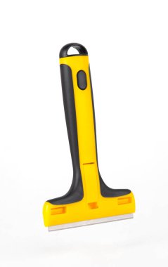 Sarı cam kazıyıcı. Pencere temizleme aracı beyazda izole edildi. 