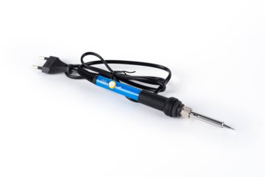 Mavi saplı el aleti lehimleme demiri beyaz zemin üzerinde izole