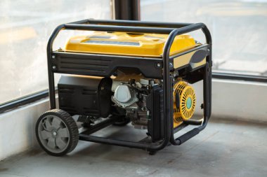 Soğuk kış mevsiminde taşınabilir elektrik jeneratörü çalışıyor. Enerji soykırımı. Rusya 'nın Ukrayna' daki enerji tesislerine yaptığı füze saldırısı sonucu elektrik kesintisi. Küçük işletme benzin jeneratörü kullanıyor
