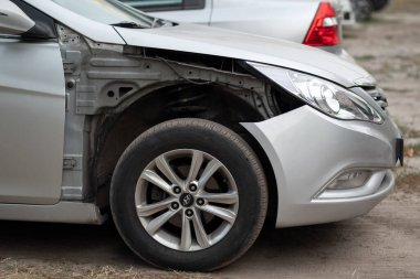 Ön çamurluğu eksik gümüş renkli Hyundai arabası, iç bileşenleri ortaya çıkarıyor.. 