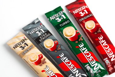  Kyiv, Ukrayna. 23 Kasım 2024. Orijinal hazır kahvede NESCAFE 3 - turbo, kremalı, orijinal, beyaz arka planda sert bir takım tatlar. yeni ambalaj