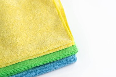  Beyaz arkaplanda izole edilmiş çeşitli mikrofiber kumaşlar. 