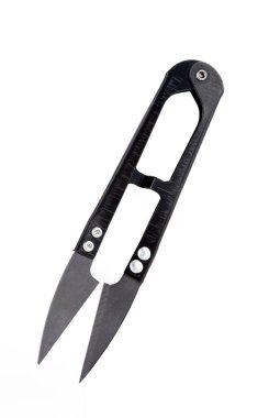 Siyah örgü makasları beyaz arkaplanda izole.. 