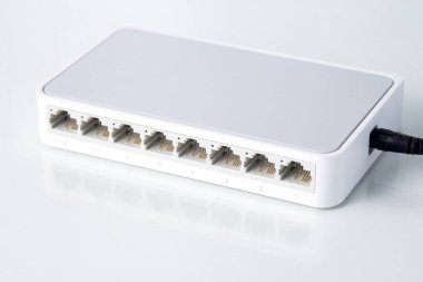 İnternet bağlantısı ve veri dağılımı için kullanılan sekiz portlu beyaz ethernet ağ anahtarı. 