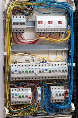 Devre kesicileri, kabloları ve voltaj göstergeleri olan elektrik paneli. Güvenlik ve kontrol için endüstriyel güç dağıtım sistemi. 