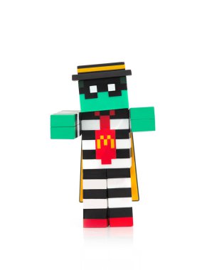 4 Nisan 2025, Kyiv, Ukrayna. McDonalds Koleksiyonlar Happy Meal A Minecraft Pixel tarzı beyaz arka planda izole edilmiş oyuncak. Yüksek kalite fotoğraf