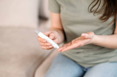 Kan şekeri seviyesini ölçmek için glukometre kullanan bir kadın, diyabet kontrolü ve kendini izleme kavramı. Yüksek kalite fotoğraf