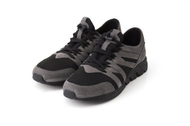 Beyaz arka planda izole edilmiş şık siyah ve gri spor ayakkabılar. Spor, yürüyüş ya da günlük giysiler için modern spor ayakkabıları. 