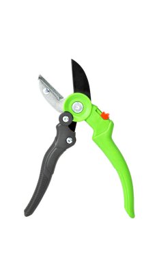 Bahçe budama makası beyaz arka planda izole, bitki ve çalıları budamak için yeşil ve siyah el aracı 