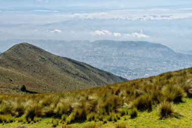 Quito 'nun TeleferiQo' sundan görüntü. Quito 'daki TeleferiQo teleferiği dünyanın en yüksek hava asansörlerinden biridir..