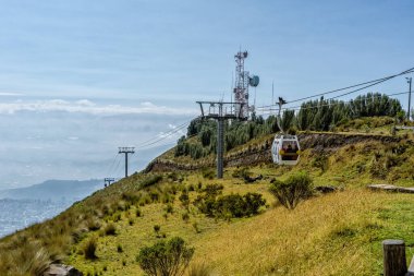 TeleferiQo adlı Gondol Quito, Ekvador 'un dışındaki And Dağları' na tırmanıyor.